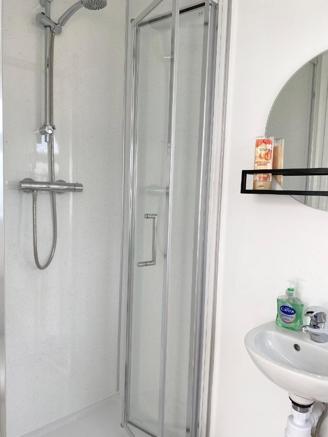 1 Ashford Road Guesthouse Redhill  ภายนอก รูปภาพ