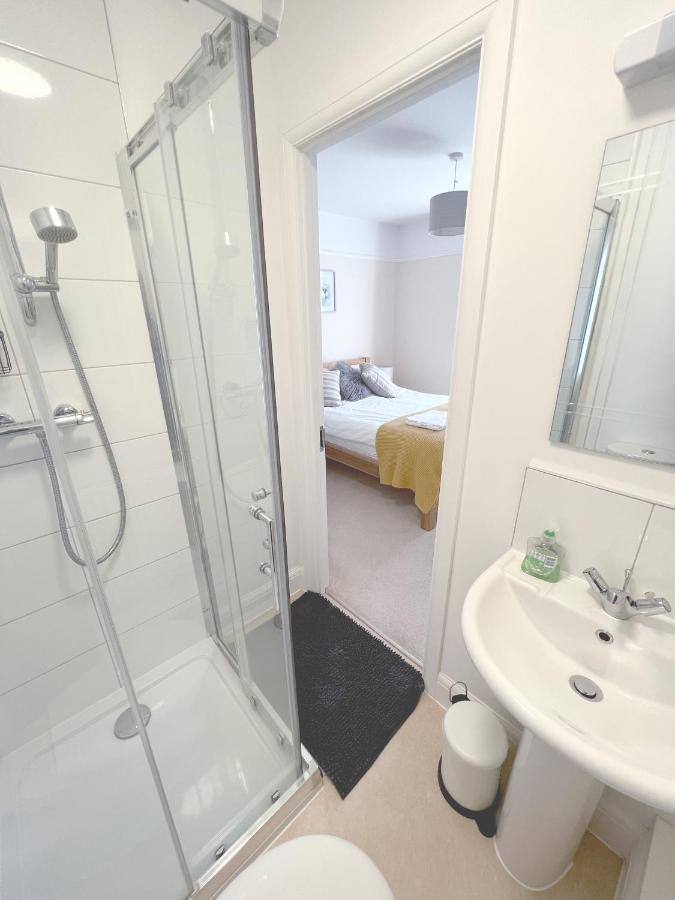 1 Ashford Road Guesthouse Redhill  ภายนอก รูปภาพ
